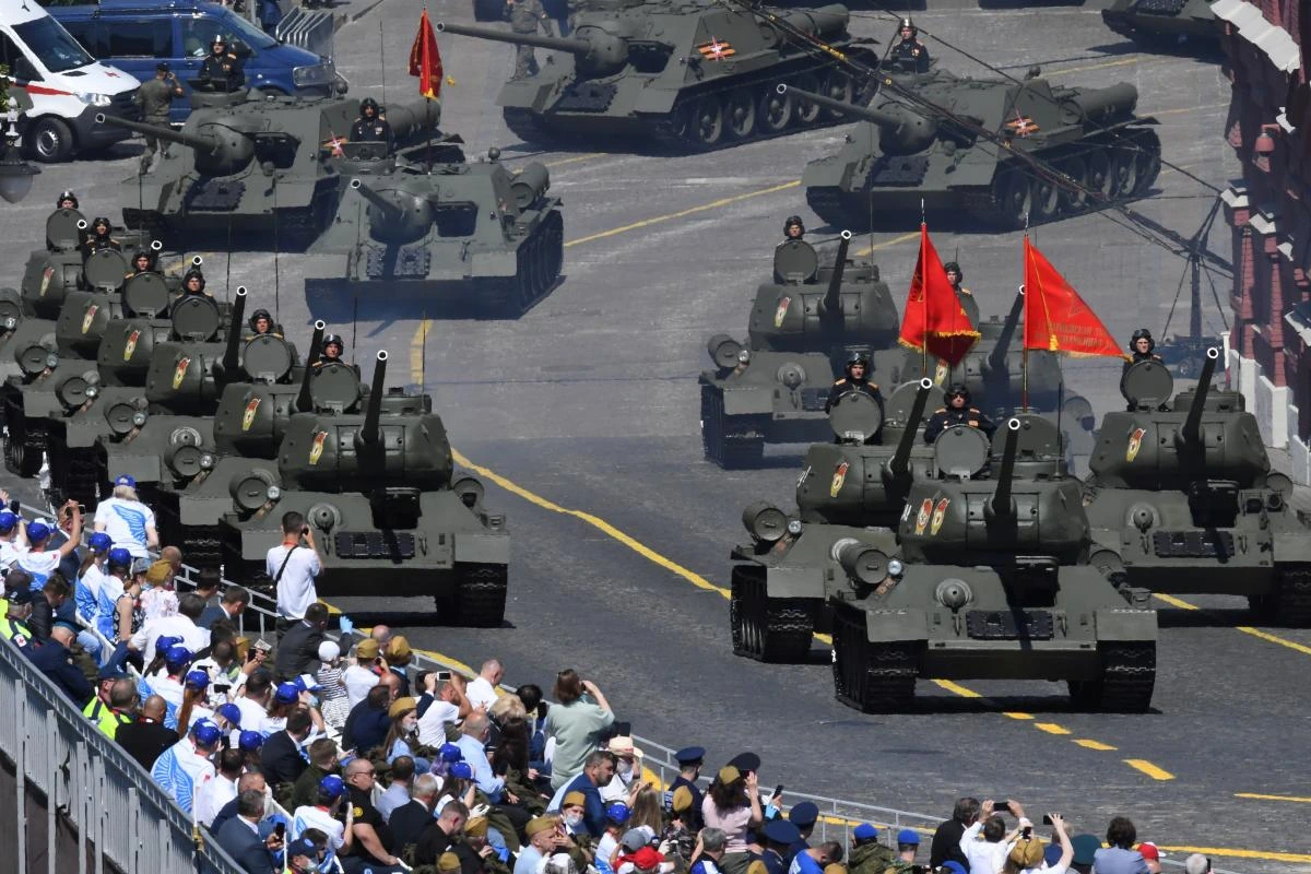 Для РФ красива картинка параду 9 травня важливіша, ніж інсценування наших атак, - аналітик